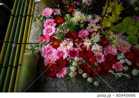 京都市上京区にある北野天満宮の花手水を撮影したもの 80940666