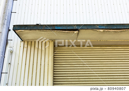 倉庫スチールシャッター用の軒天井の経年劣化による剥がれ 倉庫スチールシャッター用の軒天井の経年劣化による剥がれ 80940807