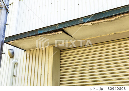 倉庫スチールシャッター用の軒天井の経年劣化による剥がれ 80940808