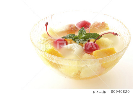 色々なフルーツと白玉が入ったフルーツポンチを白背景で撮影 80940820
