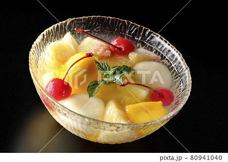 色々なフルーツと白玉が入ったフルーツポンチを黒背景で撮影 80941040