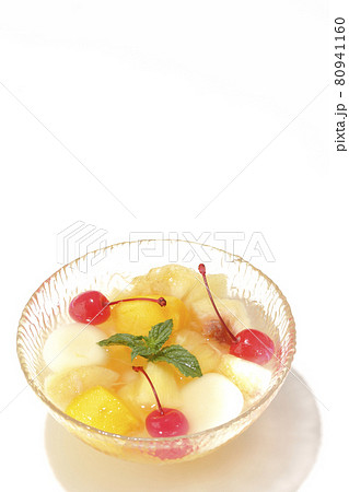 夏っぽい光で色々なフルーツと白玉が入ったフルーツポンチを白背景で撮影 夏っぽい光で色々なフルーツと白玉が入ったフルーツポンチを白背景で撮影 80941160