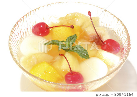 夏っぽい光で色々なフルーツと白玉が入ったフルーツポンチを白背景で撮影 夏っぽい光で色々なフルーツと白玉が入ったフルーツポンチを白背景で撮影 80941164
