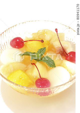夏っぽい光で色々なフルーツと白玉が入ったフルーツポンチを白背景で撮影 夏っぽい光で色々なフルーツと白玉が入ったフルーツポンチを白背景で撮影 80941170