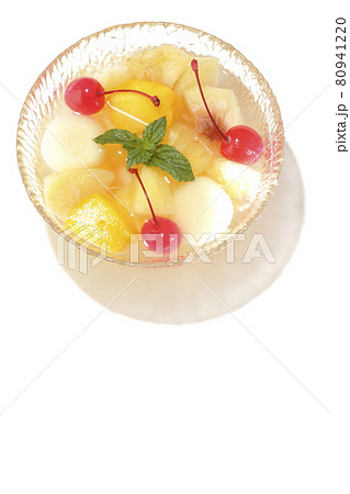 夏っぽい光で色々なフルーツと白玉が入ったフルーツポンチを白背景で俯瞰撮影 夏っぽい光で色々なフルーツと白玉が入ったフルーツポンチを白背景で俯瞰撮影 80941220