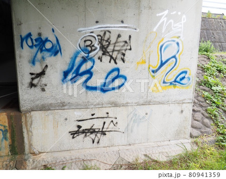 コンクリートへのスプレー落書き【新潟県】の写真素材 [80941359] - PIXTA