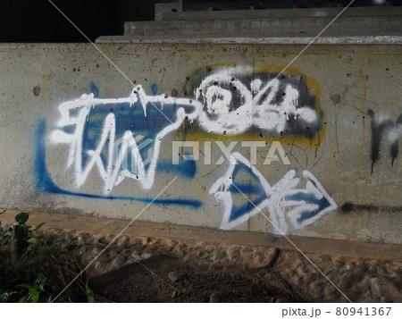 コンクリートへのスプレー落書き【新潟県】の写真素材 [80941367] - PIXTA