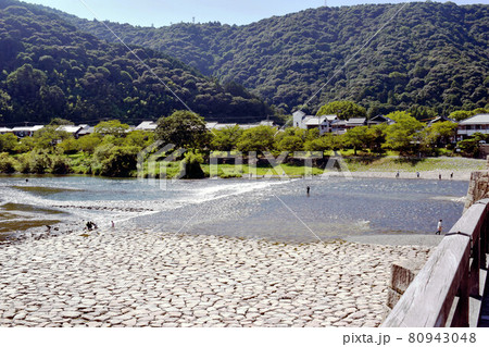 夏の川で水遊び 80943048