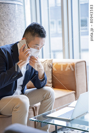 マスクをつけて仕事をする男性 マスクをつけて仕事をする男性 80943583