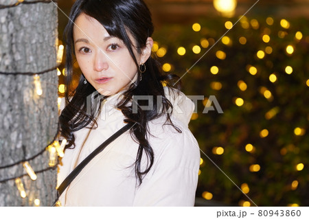 美しい女性とイルミネーション 80943860