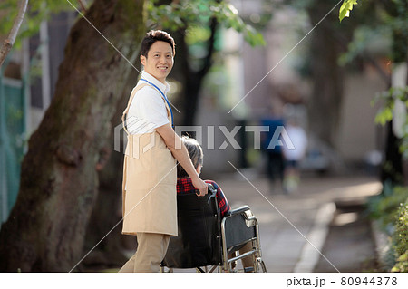 ミドル男性 介護士 屋外 車椅子 ミドル男性 介護士 屋外 車椅子 80944378