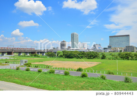 東急田園都市線二子玉川駅と多摩川の風景 80944443