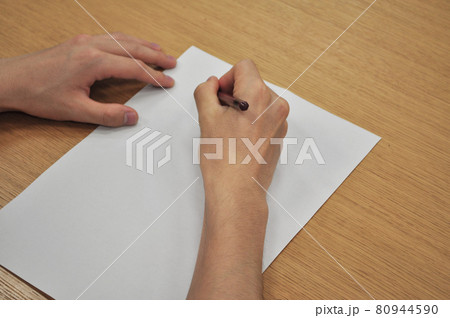 机の上で手紙を描く 80944590