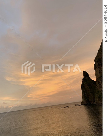 空に吠えているような古平町のセタカムイ岩 80944614