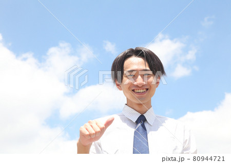 青空と手を握る若い笑顔の男性の上半身 80944721