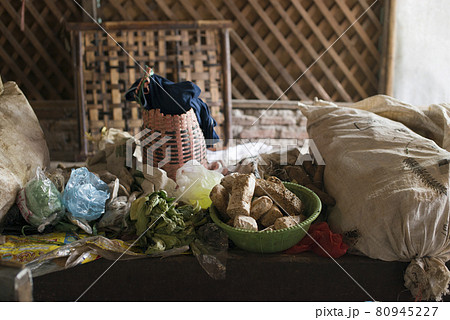 インドネシアの市場の風景 80945227