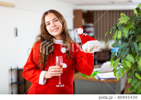 Businesswoman celebrating New Year in office 80945430