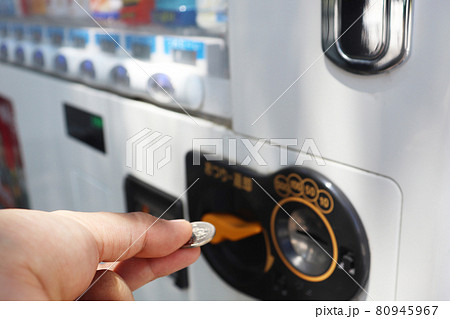 自販機で飲み物を買う 80945967