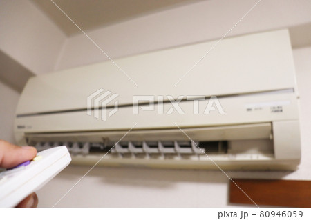 エアコンをつける 80946059