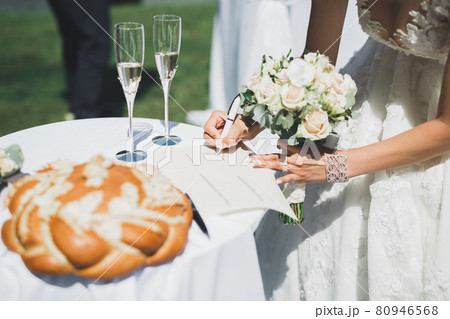 Wedding couple leaving their signatures in the ceremony 80946568