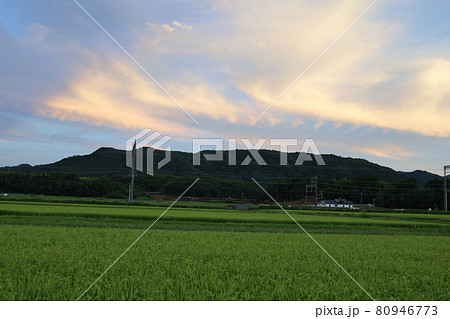 夕焼け空と水田そして山 80946773