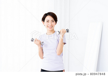 ダンベルで筋トレするミドルの女性 80947848