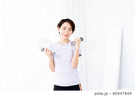 ダンベルで筋トレするミドルの女性 80947849