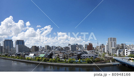 江東区東陽1丁目住宅街の景色、木場公園、江東区東陽町、青空に映える汐浜運河からの眺め 80948166