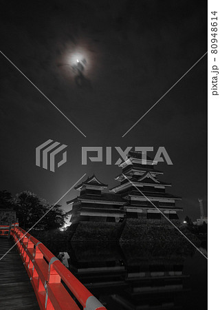 夜中の松本城と埋橋【パートカラー】 80948614
