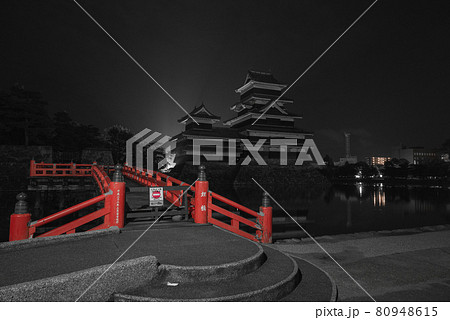 夜中の松本城と埋橋【パートカラー】 80948615