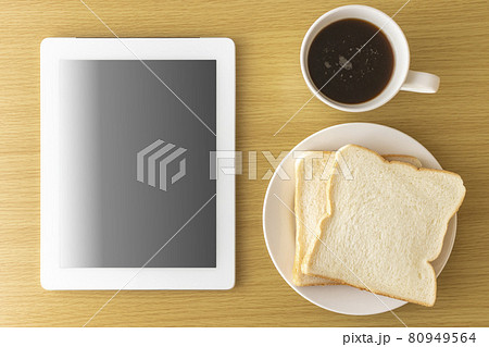 朝食を食べながら、タブレット端末を使う、イメージ 朝食を食べながら、タブレット端末を使う、イメージ 80949564