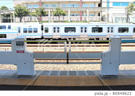 新子安駅　ホームドア 80949622