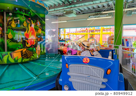 子供　テーマパーク　遊園地 80949912