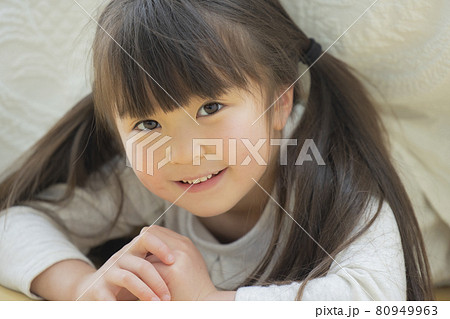 シーツにくるまって遊ぶ女の子 シーツにくるまって遊ぶ女の子 80949963