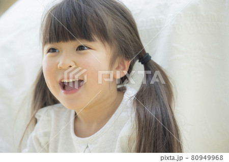 シーツにくるまって遊ぶ女の子 80949968