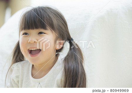 シーツにくるまって遊ぶ女の子 80949969
