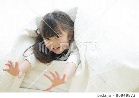 シーツにくるまって遊ぶ女の子 シーツにくるまって遊ぶ女の子 80949972
