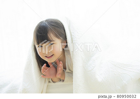 シーツに包まる女の子 シーツに包まる女の子 80950032