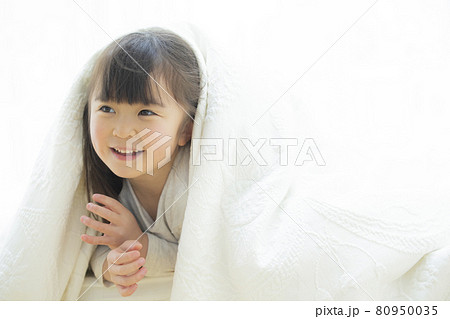 シーツに包まる女の子 80950035