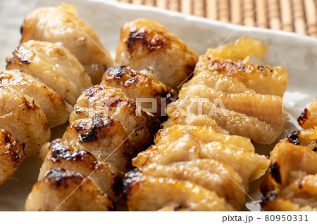 焼き鳥(塩焼き)盛り合わせの、ぼんじりと鶏皮。 焼き鳥(塩焼き)盛り合わせの、ぼんじりと鶏皮。 80950331