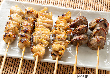 焼き鳥(塩焼き)盛り合わせ。ぼんじり、鶏皮、砂ずり。 焼き鳥(塩焼き)盛り合わせ。ぼんじり、鶏皮、砂ずり。 80950338