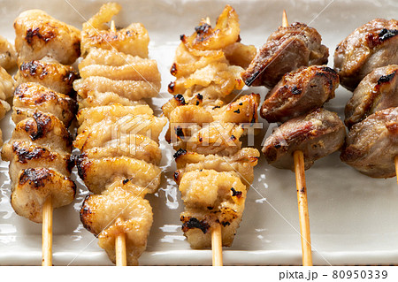 焼き鳥(塩焼き)盛り合わせ。ぼんじり、鶏皮、砂ずり。 焼き鳥(塩焼き)盛り合わせ。ぼんじり、鶏皮、砂ずり。 80950339