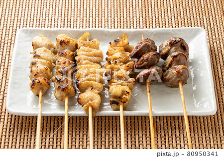 焼き鳥(塩焼き)盛り合わせ。ぼんじり、鶏皮、砂ずり。 焼き鳥(塩焼き)盛り合わせ。ぼんじり、鶏皮、砂ずり。 80950341