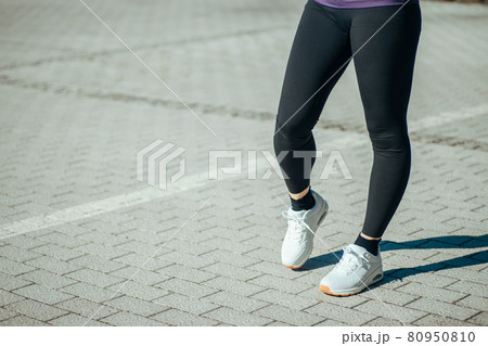 公園で準備運動する女性 80950810