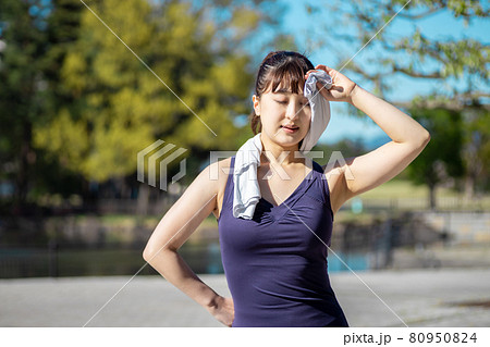 運動して疲労する女性 80950824