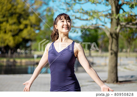 公園でスポーツしながら深呼吸する女性 80950828