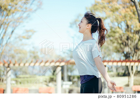 公園でスポーツしながら深呼吸する女性 80951286