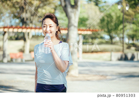 運動中に水を飲む女性 運動中に水を飲む女性 80951303