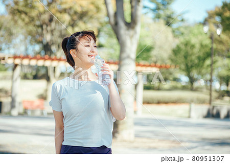 運動中に水を飲む女性 運動中に水を飲む女性 80951307
