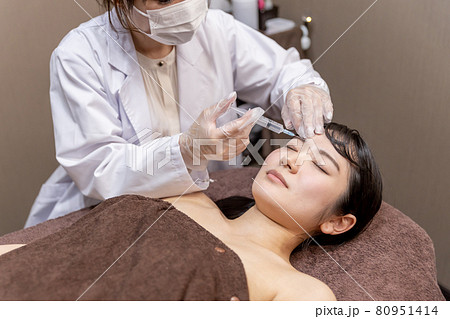 美容外科で施術を受ける女性(注射・眉毛) 美容外科で施術を受ける女性(注射・眉毛) 80951414